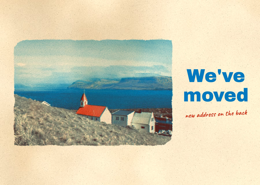 Una postal: una casa de tejado rojo en una colina sobre el mar, en una impresión con los bordes rasgados, y al lado «We've moved» en azul