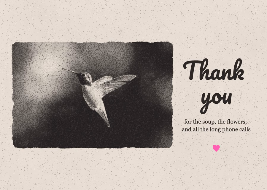 Una tarjeta de agradecimiento: una impresión en blanco y negro de un colibrí, con los bordes rasgados, «Thank you» en letra caligráfica al lado y un pequeño corazón rosa